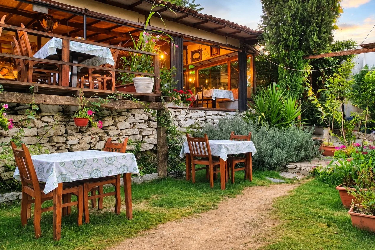 Kırkınca Restaurant’ın yeşillikler ve taş duvarlar arasındaki gerçek bahçe masaları